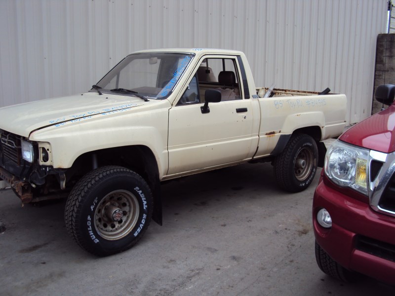 1985 TOYOTA PICK UP TRUCK REGULAR CAB STANDARD MODEL 2.4L CARBURETOR MT