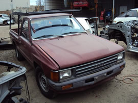 1987 TOYOTA PICK UP STD MODEL REGULAR CAB 2.4L CARBURETOR MT 2WD COLOR MAROON Z14612