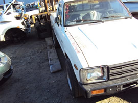 1982 TOYOTA PICK UP TRUCK REGULAR CAB STD MODEL 2.4L CARBURETOR MT 2WD 5 SPEED COLOR WHITE Z14648