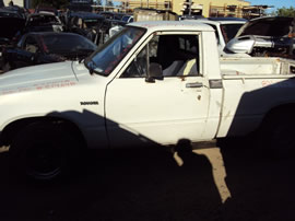 1982 TOYOTA PICK UP TRUCK REGULAR CAB STD MODEL 2.4L CARBURETOR MT 2WD 5 SPEED COLOR WHITE Z14648