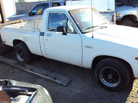 1982 TOYOTA PICK UP TRUCK REGULAR CAB STD MODEL 2.4L CARBURETOR MT 2WD 5 SPEED COLOR WHITE Z14648