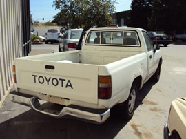 1995 TOYOTA PICK UP TRUCK REGULAR CAB SHORT BED DLX MODEL 2.4L EFI AT 2WD COLOR WHITE Z14705