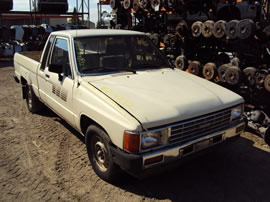 1985 TOYOTA PICK UP TRUCK XTRA CAB DLX MODEL 2.4L CARBURETOR MT 5 SPEED 2WD COLOR BEIGE Z14737