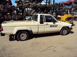 1985 TOYOTA PICK UP TRUCK XTRA CAB DLX MODEL 2.4L CARBURETOR MT 5 SPEED 2WD COLOR BEIGE Z14737