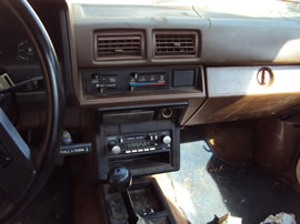 1985 TOYOTA PICK UP TRUCK XTRA CAB DLX MODEL 2.4L CARBURETOR MT 5 SPEED 2WD COLOR BEIGE Z14737