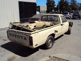 1983 TOYOTA PICK UP TRUCK STANDARD MODEL REGULAR CAB 2.4L CARBURETOR MT 2WD COLOR TAN Z13520