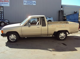1985 TOYOTA PICK UP TRUCK XTRA CAB SHORT BED DLX MODEL 2.4L 4CYL CARBURETOR AT 4 SPEED 2WD COLOR GOLD Z13525