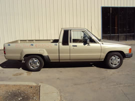 1985 TOYOTA PICK UP TRUCK XTRA CAB SHORT BED DLX MODEL 2.4L 4CYL CARBURETOR AT 4 SPEED 2WD COLOR GOLD Z13525