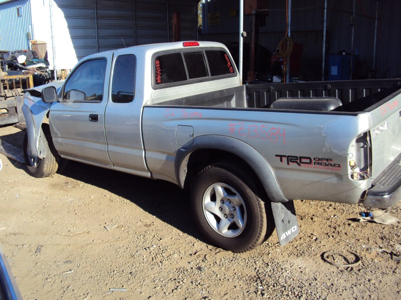 2002 TOYOTA TACOMA TRUCK XTRA CAB PRE-RUNNER MODEL WITH TRD PACKAGE 3.4L V6 MT 4X4 WITH ELECTRONIC LOCKING REAR DIFFERENTIAL COLOR SILVER Z13584
