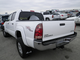 2005 TOYOTA TACOMA 4 DOOR CREW CAB TRD SR5 4.0L AT 4X4 COLOR WHITE  STK Z12252